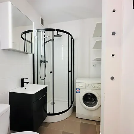 Male Z Balkonem *